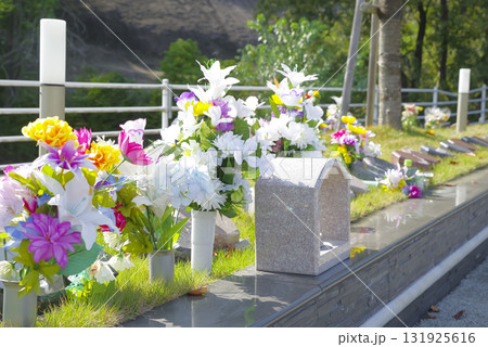 緑に囲まれた樹木葬の墓地 131925616