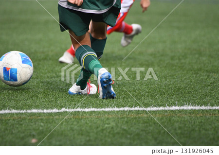 ドリブルするサッカー選手 131926045
