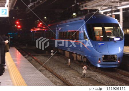 夜の駅を発車する小田急60000形電車のメトロホームウェイ号_2010/12/14撮影 131926151