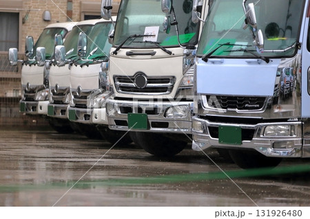 並んだトラック　イメージ 131926480