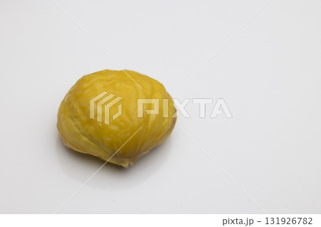 きれいに皮をむいた栗 131926782