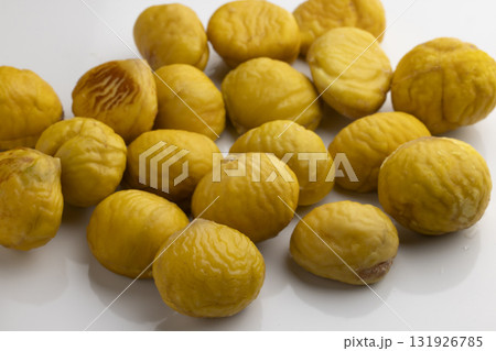 きれいに皮をむいた栗 131926785
