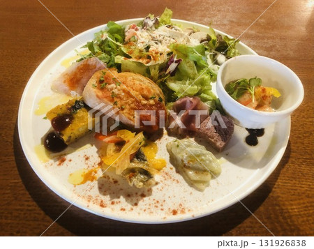 スペイン料理系の前菜の盛り合わせ 131926838