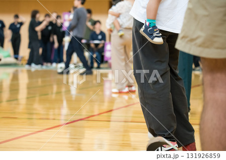 【保育園の運動会　親子で演技　抱っこ】 131926859