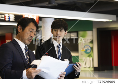 現場をチェックするビジネスマン 131926909