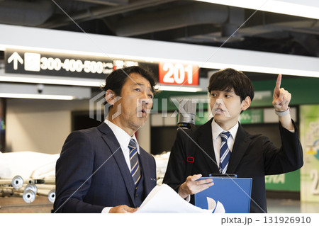 現場をチェックするビジネスマン 131926910