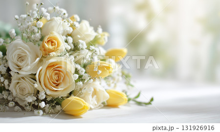 イエロー基調のフラワーアレンジ 131926916
