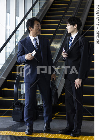エスカレーターに乗るビジネスマン エスカレーターに乗るビジネスマン 131926951