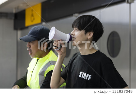 イベントスタッフとして働く男性 131927049