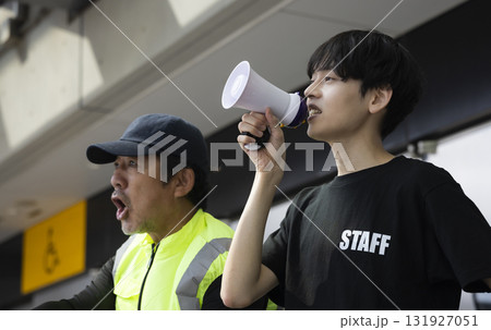 イベントスタッフとして働く男性 131927051