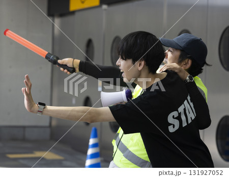 イベントスタッフとして働く男性 131927052