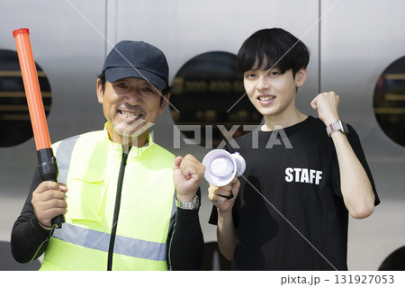イベントスタッフとして働く男性 イベントスタッフとして働く男性 131927053