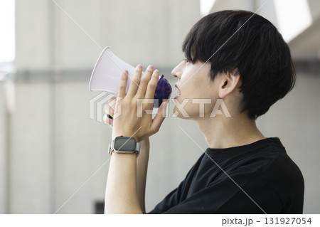 イベントスタッフとして働く男性 131927054