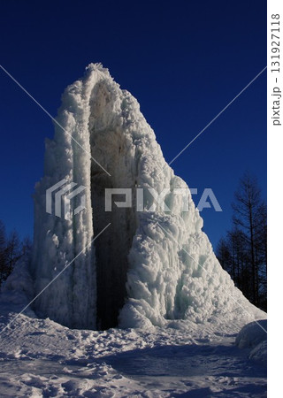 噴水が凍てついて自然に巨大な氷の塔を形成し氷像が出現1 131927118