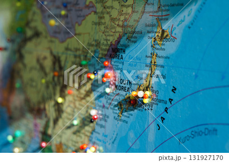 観光客が自分の出身地に針を刺すための世界地図 131927170
