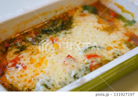 ヨーロッパのスーパーで購入した即席ラザニアを温めた後 131927197