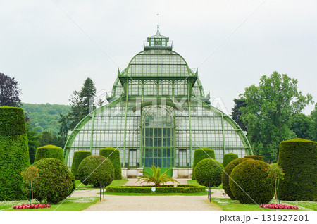 シェーンブルン宮殿のすぐそばに建てられた歴史的な温室建物 131927201