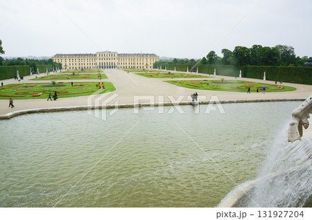 シェーンブルン宮殿の前の手入れされた美しい庭園 131927204