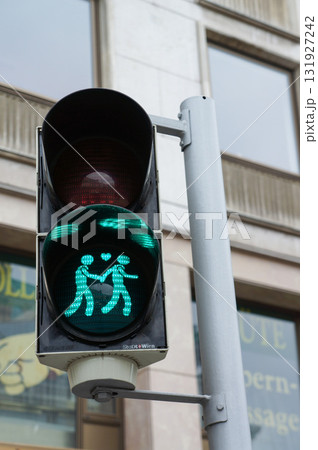 オーストリアの街中に設置されたデザインがかわいい信号機 オーストリアの街中に設置されたデザインがかわいい信号機 131927242