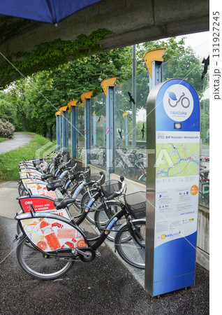 オーストリア市内に設置されたシェアサイクルのステーション 131927245