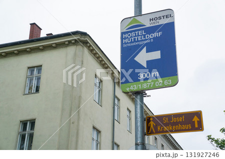 ウィーンの街中にたっている宿泊施設の方角と距離を示す看板 ウィーンの街中にたっている宿泊施設の方角と距離を示す看板 131927246