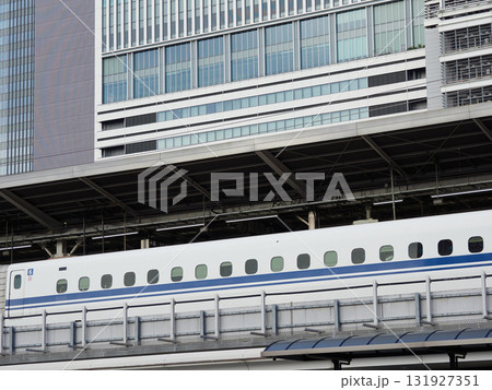 名古屋駅前ビルと新幹線乗り場の車両の風景 名古屋駅前ビルと新幹線乗り場の車両の風景 131927351