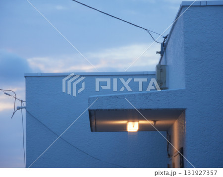 夕方の住宅街のマンションと点灯するライトの様子 夕方の住宅街のマンションと点灯するライトの様子 131927357