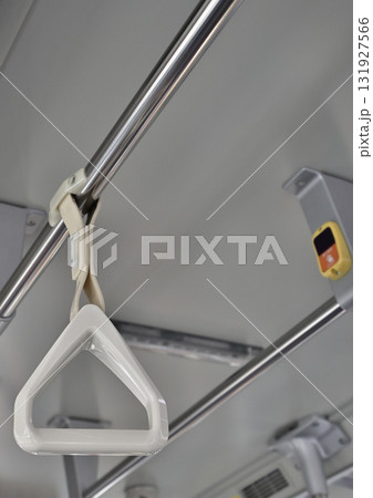 「バスの吊り革・通勤風景の一コマ 公共交通機関の安全設備 「バスの吊り革・通勤風景の一コマ 公共交通機関の安全設備 131927566