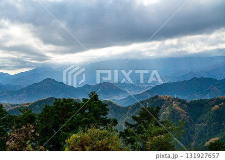 【東京都】迫力のある雲が空を覆う高尾山からの眺望 【東京都】迫力のある雲が空を覆う高尾山からの眺望 131927657