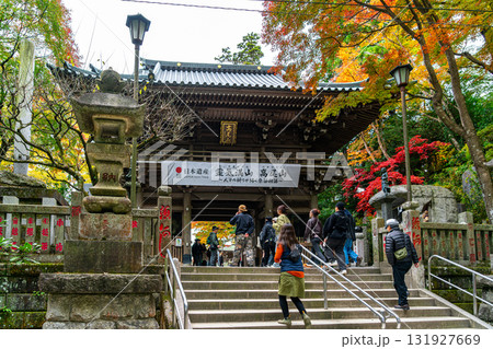 【東京都】色づき始めた紅葉が綺麗な高尾山薬王院の山門 【東京都】色づき始めた紅葉が綺麗な高尾山薬王院の山門 131927669