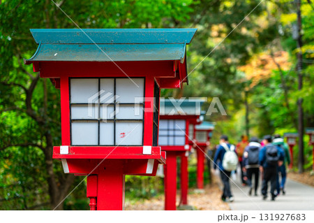 【東京都】高尾山薬王院の参道に並ぶ灯籠 131927683