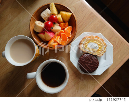 街の洋食レストランのスィーツバイキング(ビュッフェスタイル,バイキング形式)~カットフルーツ盛り他 街の洋食レストランのスィーツバイキング(ビュッフェスタイル,バイキング形式)~カットフルーツ盛り他 131927745
