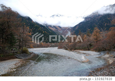 信州上高地(中部山岳国立公園)，清流 梓川の河童橋上から眺める初冠雪した穂高連峰の山並み 131927810
