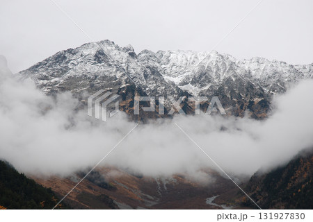 信州上高地(中部山岳国立公園)，清流 梓川の河童橋上から眺める初冠雪した穂高連峰の山並み(ズーム撮) 131927830