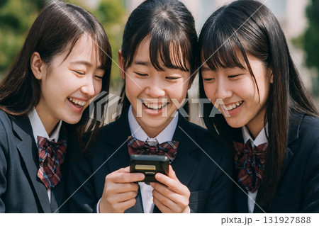 ポケベルを見ている女子高校生 131927888