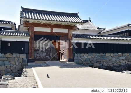 長野県松本市　松本城太鼓門（二の門）と青空 131928212