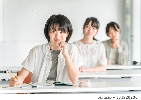 塾・学童で勉強・学校で授業・夏期講習をする小学生の子供（教育） 131928288