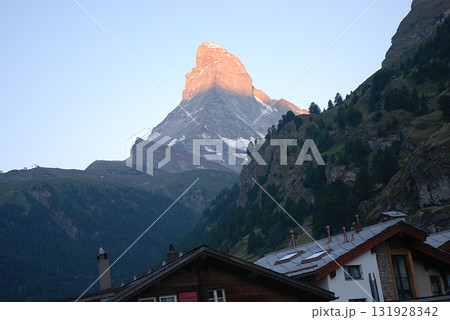 真夏のスイス旅行、宿泊ホテルから仰ぎ見るマッターホルン北壁の静かな朝焼け(morgenrot) 真夏のスイス旅行、宿泊ホテルから仰ぎ見るマッターホルン北壁の静かな朝焼け(morgenrot) 131928342