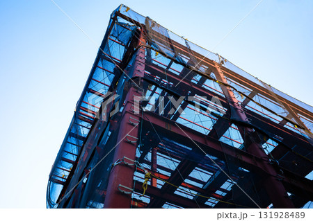 ビル建設中の鉄骨と養生幕　a-2 高彩度コントラスト 131928489