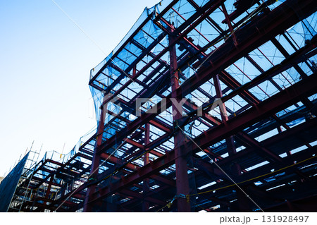 ビル建設中の鉄骨と養生幕　c-2 高彩度コントラスト 131928497