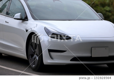 白い電気自動車　イメージ 131928564
