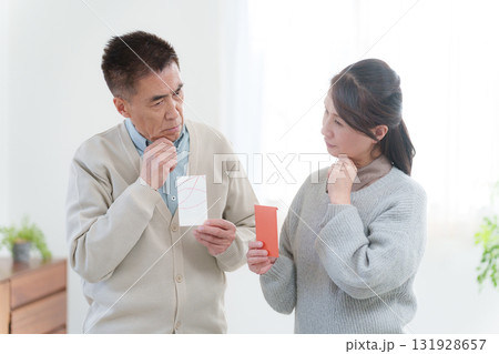 孫にお年玉をあげる祖父母 131928657