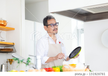 キッチン　料理をするミドル男性 131928781