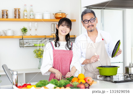 キッチン　料理をするミドル夫婦 131929056