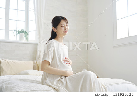 お腹を触る妊婦 ポートレート 自宅 お腹を触る妊婦 ポートレート 自宅 131929320