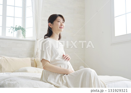 お腹を触る妊婦 ポートレート 自宅 お腹を触る妊婦 ポートレート 自宅 131929321