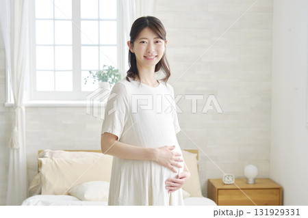 妊婦　ポートレート　自宅　カメラ目線 131929331