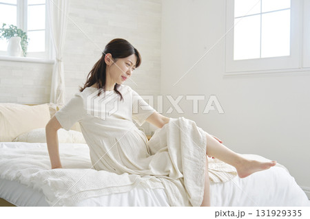 自宅で足がつる妊婦 131929335