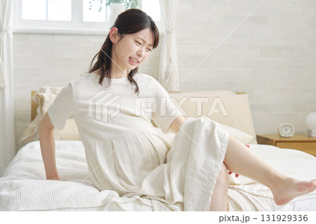 自宅で足がつる妊婦 自宅で足がつる妊婦 131929336