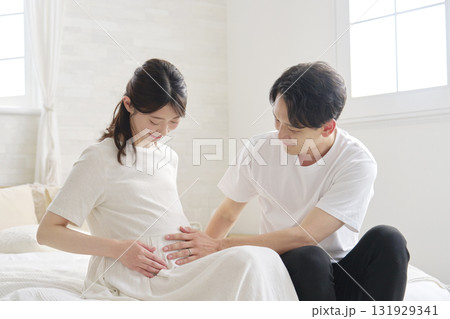 妊娠している妻のお腹を触る夫 131929341